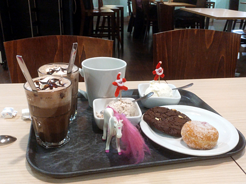 Un petit goûter au centre commercial, chocolats chaud, glaces, café et gâteau Un petit goûter au centre commercial, chocolats chaud, glaces, café et gâteau