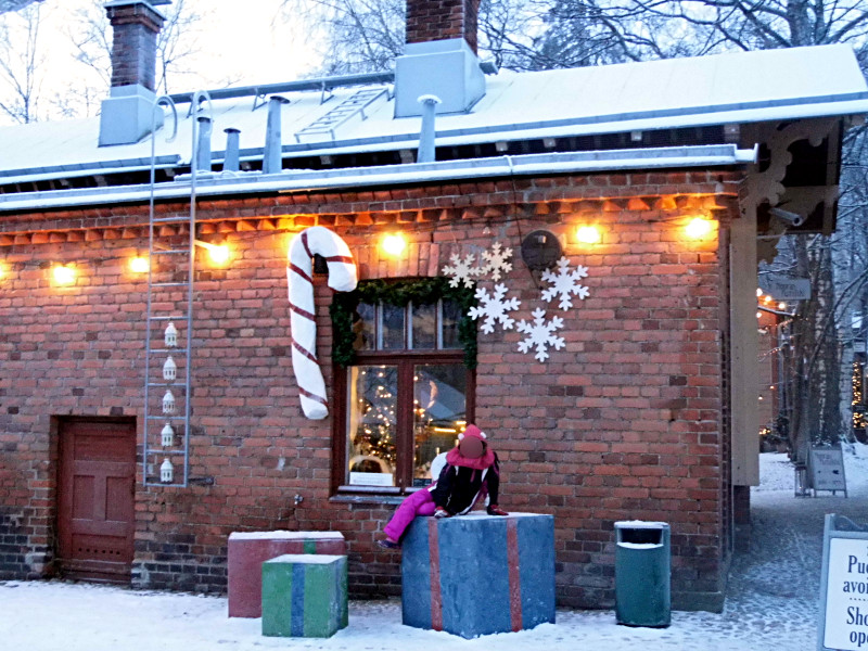 Des gros blocs peints en cadeaux de Noël pour décorer l'extérieur de la boutique de Tallipiha