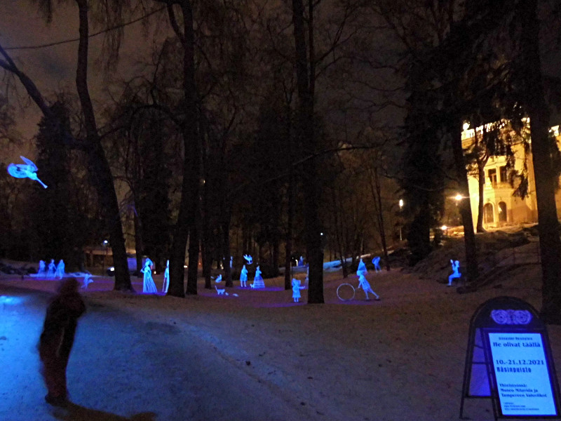 Les sculptures éclairées dans Nasinpuisto - vue à l'entrée
