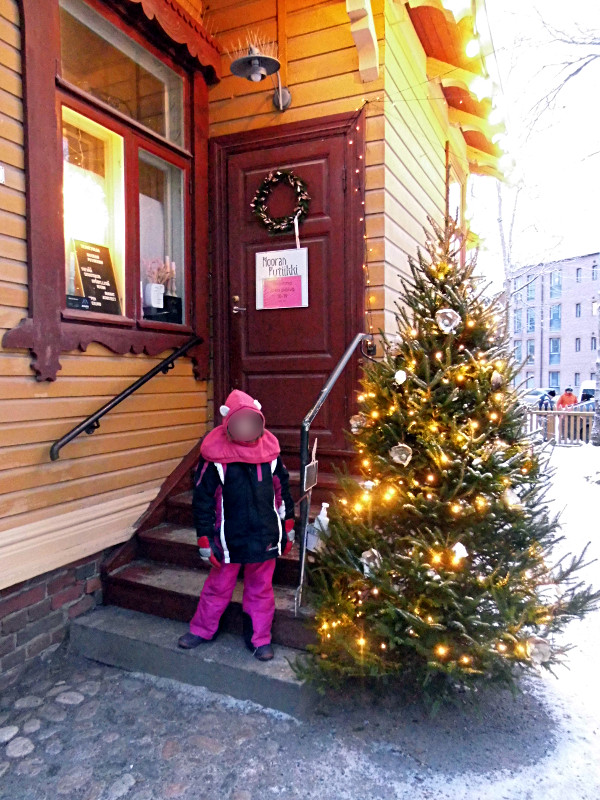 Un sapin de Noël devant un magasin de Tallipiha