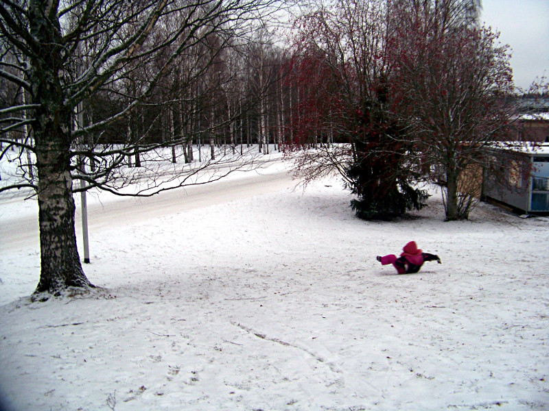 Glissade de l'autre côté de la pente, où un papa et son enfant étaient déjà