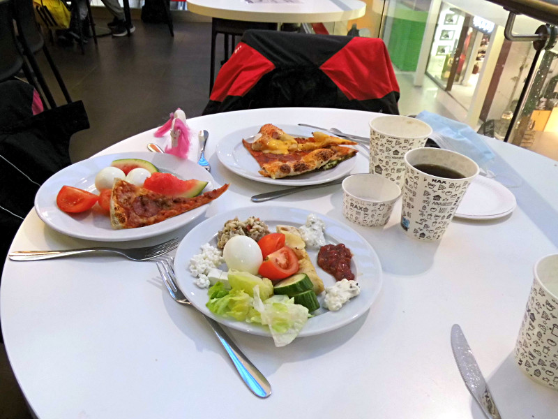 Les premières assiettes prises au buffet du restaurant dans lequel nous avons mangé. On voit le centre commercial en contrebas.