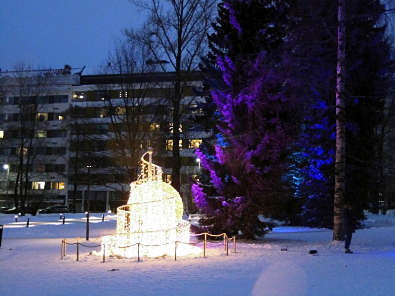 On arrive devant les belles décos, des boules de Noël lumineuses géantes (très romantique) et...