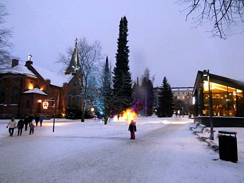 On aperçoit les décorations et l'église, Julie y est allée en courant en avance