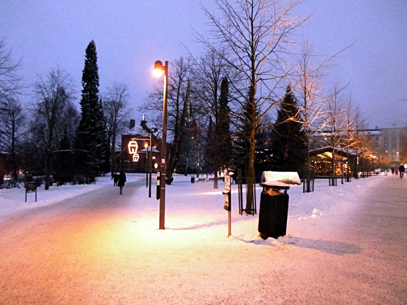 Des décorations juste avant l'église (ou cathédrale)