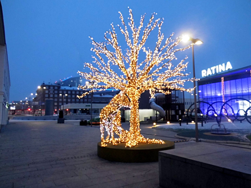 Illuminations devant le centre commercial Ratina à Tampere