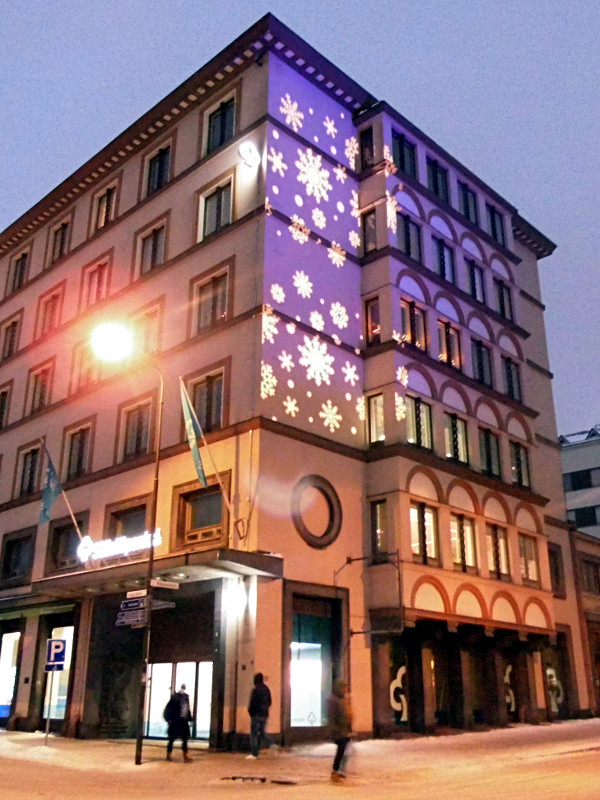 Comme à Tampere, il y a des illuminations sur les immeubles et les voies piétonnes pour égayer un peu l'hiver