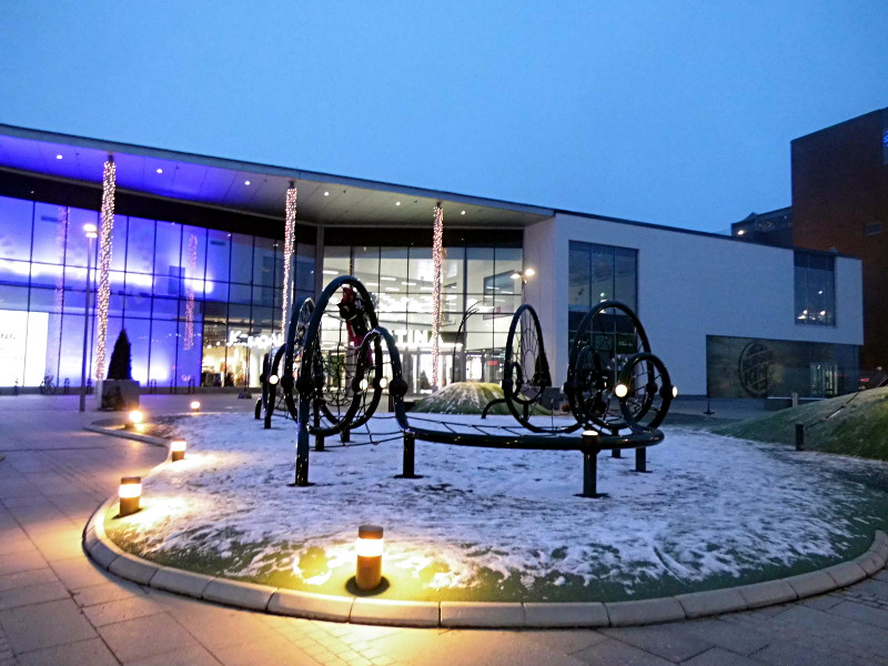 Devant le centre commercial, il y a une zone de jeux pour enfants