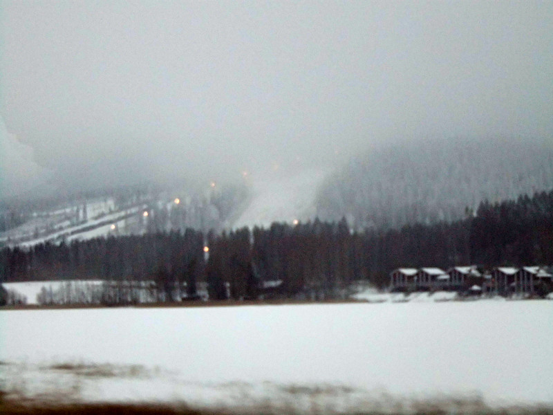 Photo prise du bus : les pistes de ski (bon, avec le brouillard, le bus qui roule, le zoom... on devine plus qu'autre chose grâce aux lampadaires).