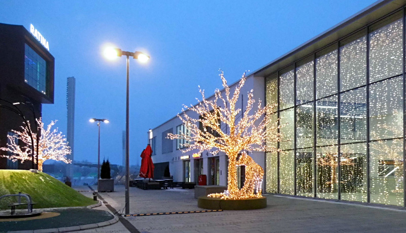 Nous sommes arrivés avec beaucoup d'avance, nous profitons pour aller voir les décorations de Noël qui sont devant le centre commercial et il y a le grand stade derrière