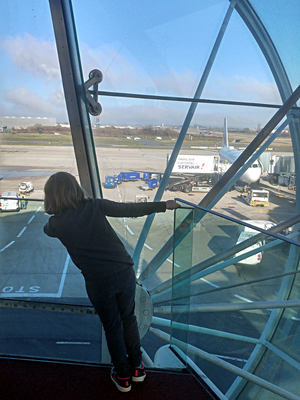 Julie regarde notre avion