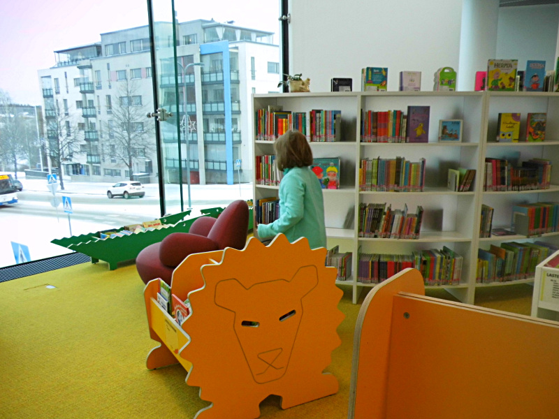 La bibliothèque de Nokia, zone enfant, avec de grandes baies vitrées vers l'extérieur, des meubles adaptés aux enfants