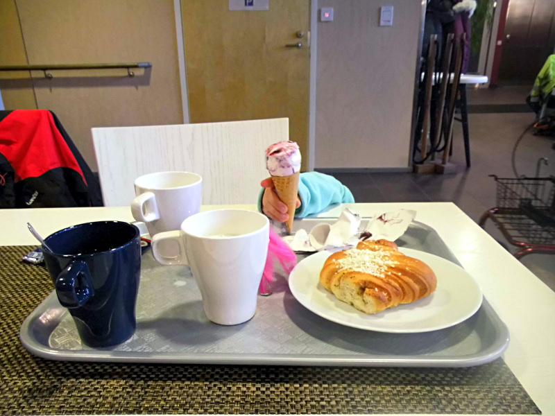 La cafétéria où nous avons pris un (2e) petit déj