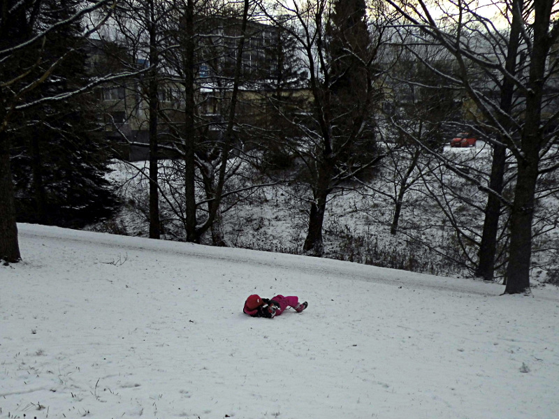 Julie a joué à se rouler dans la neige