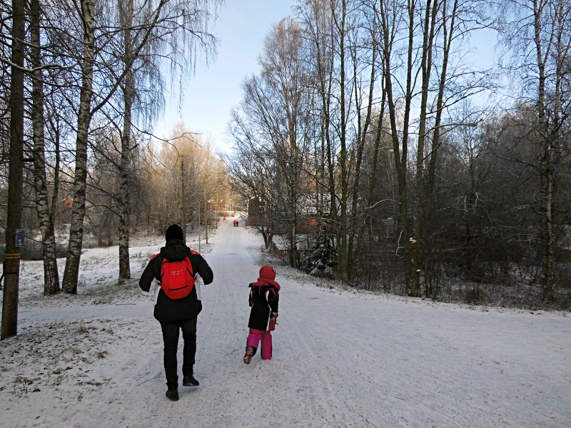 Papa et Julie (de dos) pour aller prendre le bus