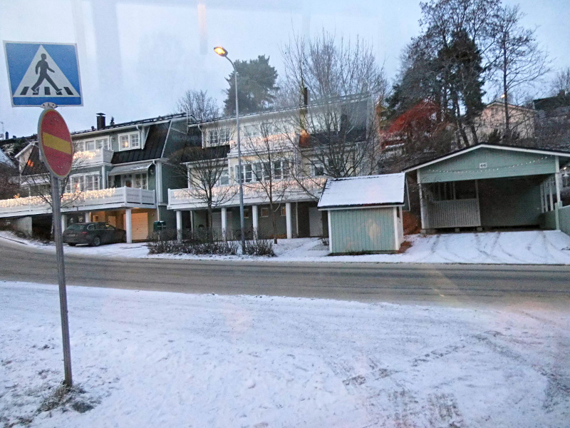 Vue depuis le bus, panneaux de signalisation, maisons décorées