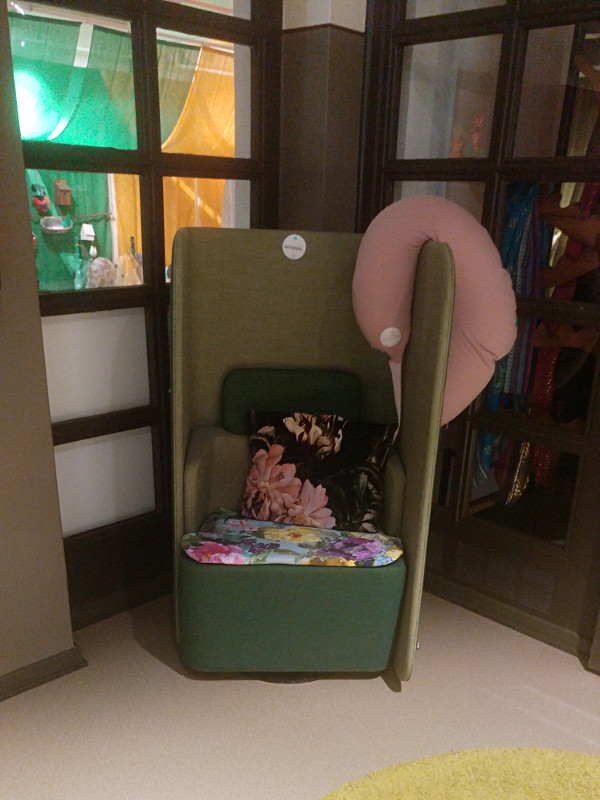 Un fauteuil d'allaitement, avec coussin d'allaitement et coussins, pour être le plus à l'aise possible