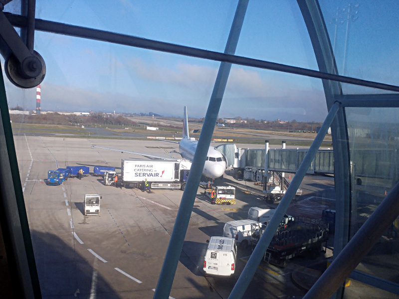 Notre avion et les bagagistes en train de charger