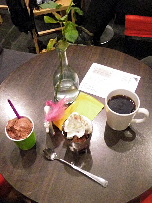 Après avoir crapahuter dehors à -22° quoi de mieux qu'une petite glace - et un café pour le vieux.