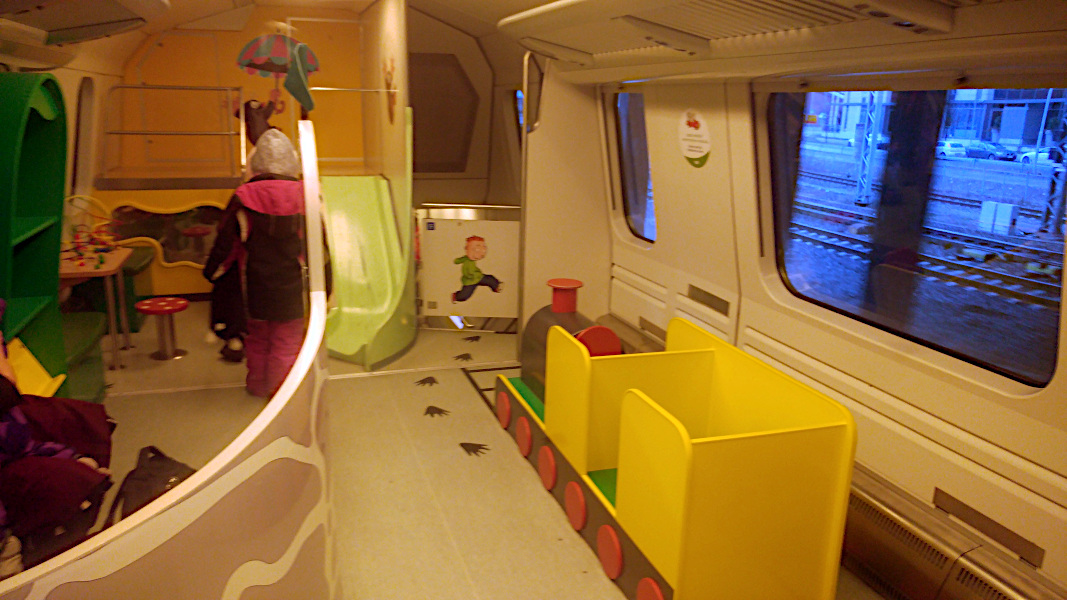 Les wagons famille dans les trains, la zone de jeux pour enfants