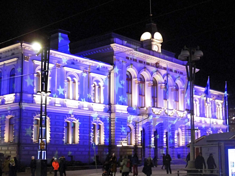 illuminations sur les bâtiments de la place Keskustori