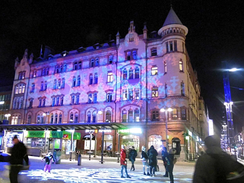 Devant le bus, des illuminations au sol qui tournaient et illuminations sur l'immeuble