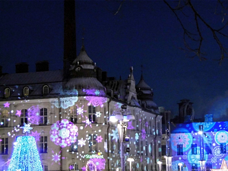 illuminations sur les bâtiments de la place Keskustori