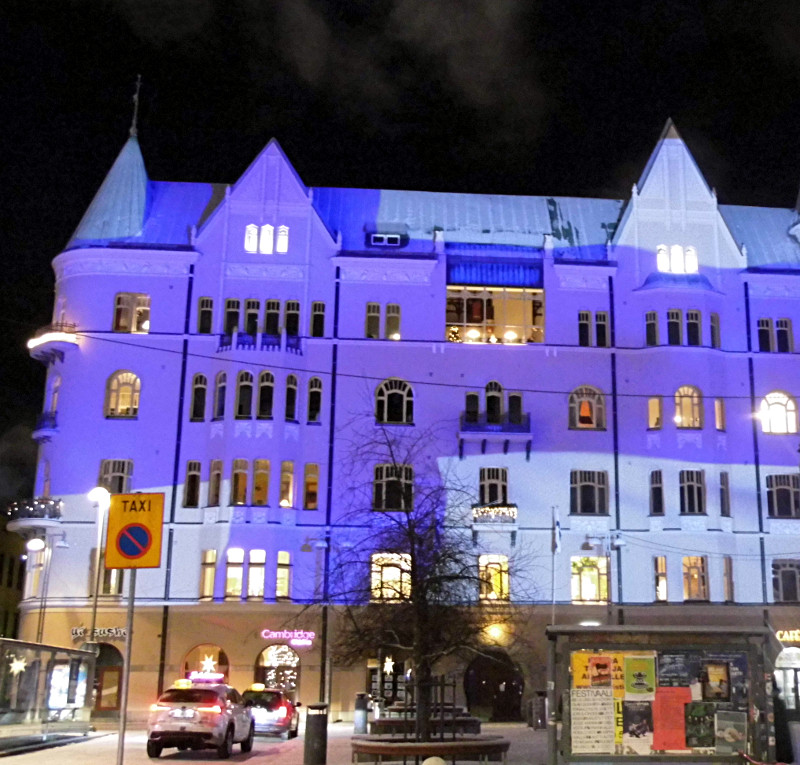 Le drapeau finlandais sur l'immeuble en forme de maison de poupée