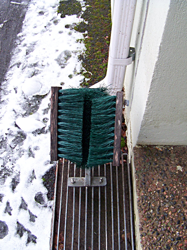 Un système pour essuyer ses chaussures avant de rentrer dans les immeubles