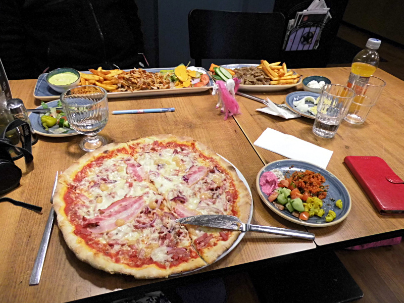 Nos assiettes : kebab poulet pour Hervé, kebab normal pour Julie et pizza \