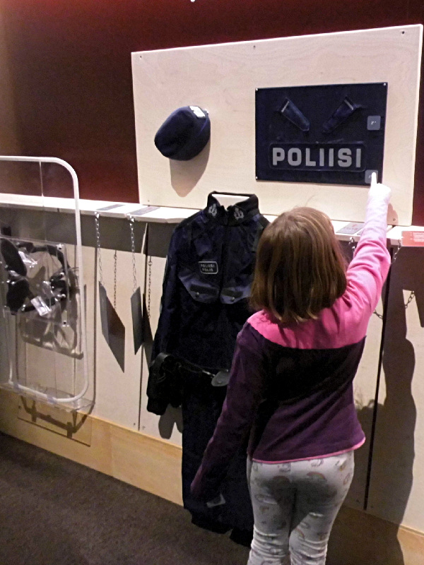 oh ! un uniforme de policier.e