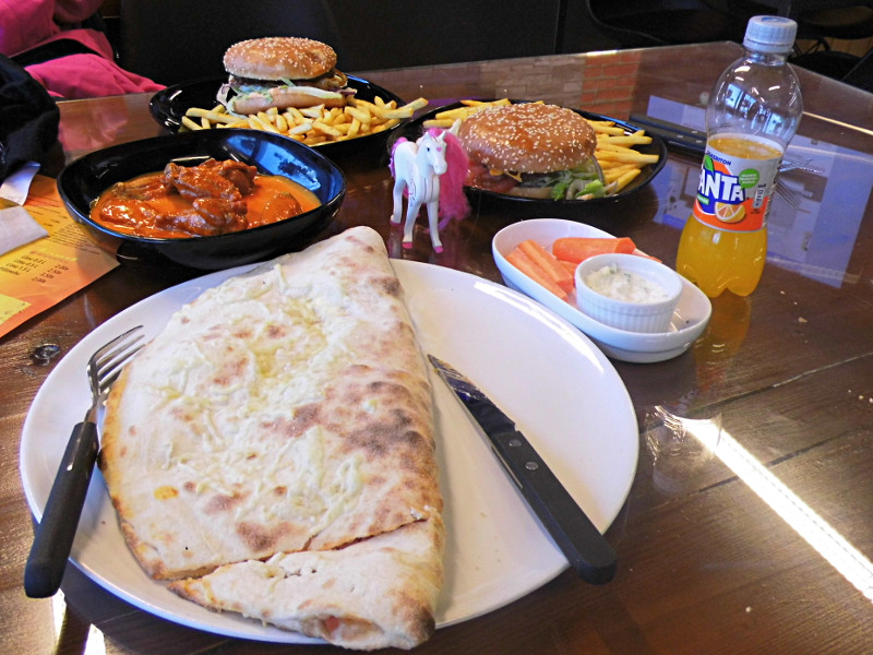 Notre repas à Lempälää : pizza, burgers et hots wings