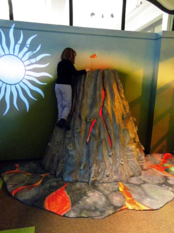 Un peu d'escalade pour voir ce qu'il y a dans ce volcan ?