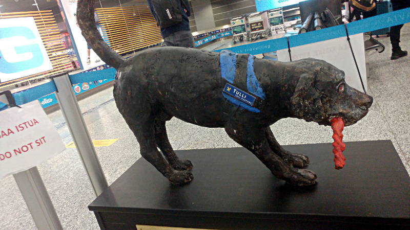 Statue de chien à l'aéroport