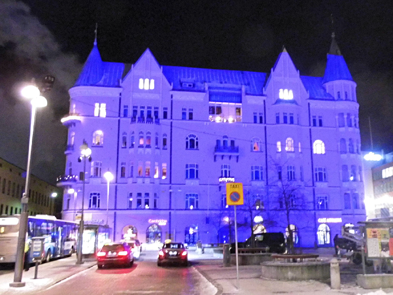 Que c'est beau un immeuble éclairé en bleu pour les fêtes