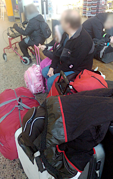 Chargés comme des baudets avec nos valises, à la gare de Tampere